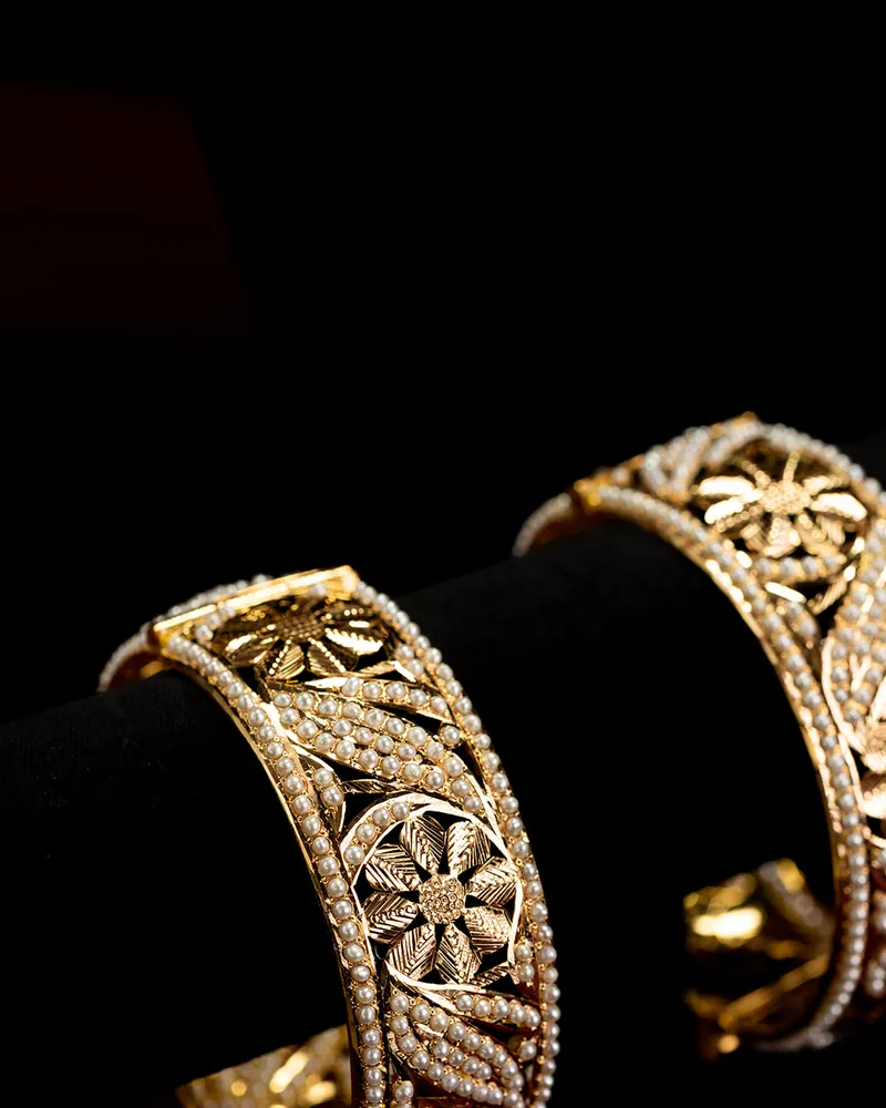 Kundan bangles, kundan and pearl jewellery piece at Sonei Jewellers Surrey
