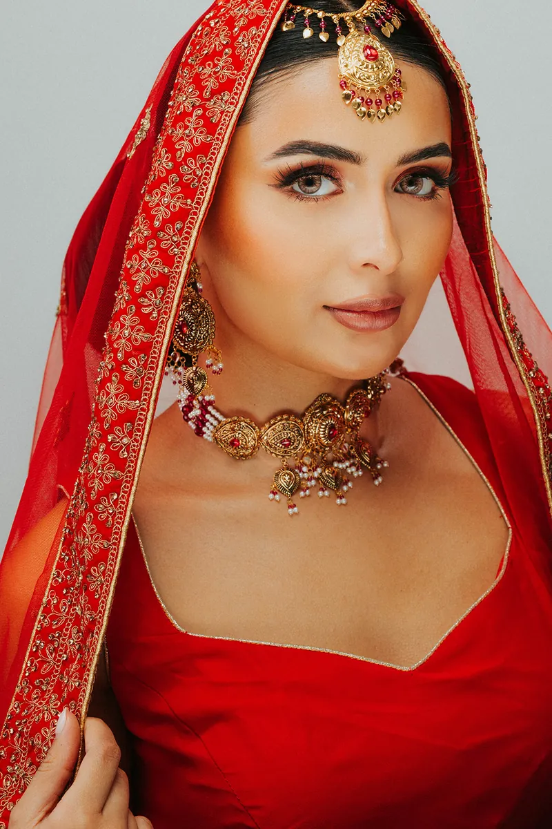 Bride with a maang tikka and an antique gold choker, Sonei Jewellers Surrey